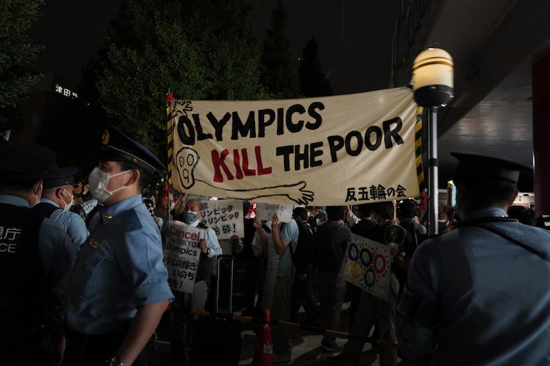 Tokyo, fuori dallo stadio la protesta contro i Giochi 3