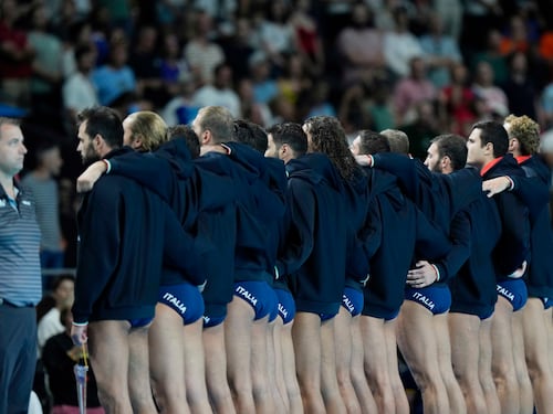Pallanuoto, clamorosa protesta del Settebello: volta le spalle agli arbitri durante l'inno