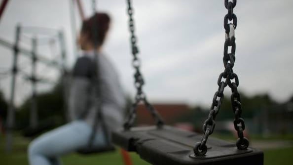 Fano, si spoglia davanti a una 13enne poi fugge: fermato afghano