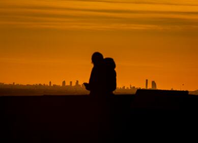 Il vento spazza via nubi e smog: da Bergamo si vede lo skyline di Milano 12