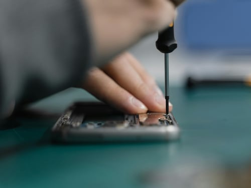 iPhone 16, nasce l'era della riparazione fai da te. Quali pezzi di ricambio sono disponibili