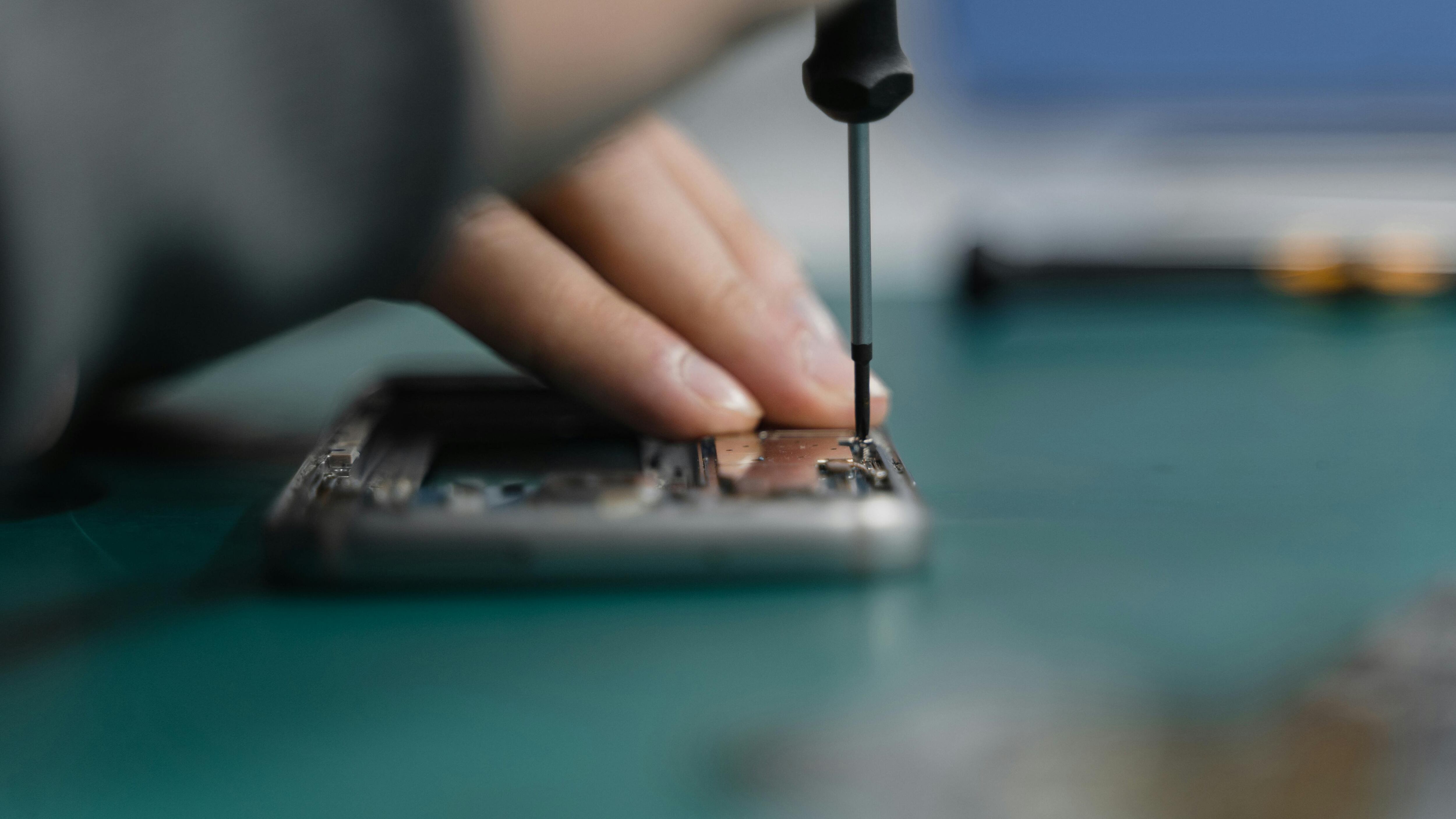 iPhone 16, nasce l'era della riparazione fai da te. Quali pezzi di ricambio sono disponibili