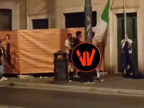Turisti-vandali strappano la bandiera italiana dalla sede storica del Pci: le immagini finiscono in rete