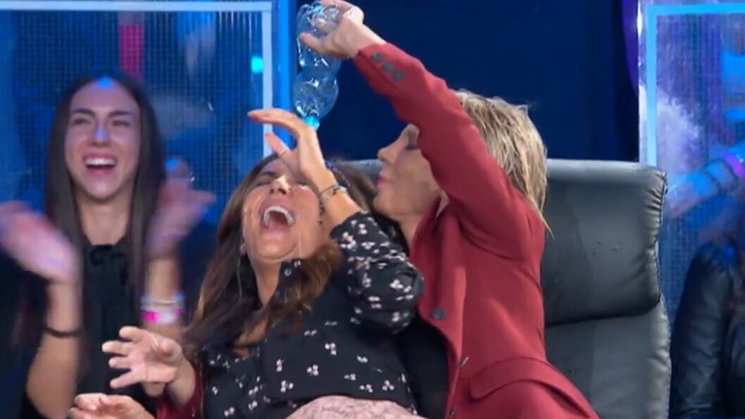 "Vendetta, che fi...", gavettone in studio per Maria De Filippi