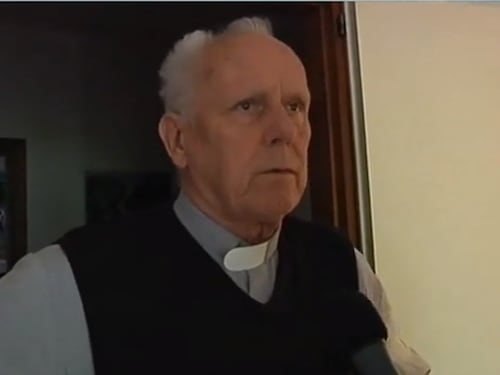 Il prete che giustifica la pedofilia: "Se mi cacciano predicherò al bar"