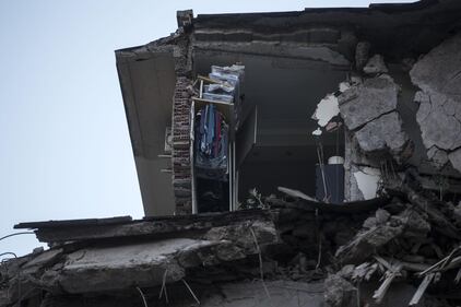 Roma, crollano tre piani di un palazzo 22