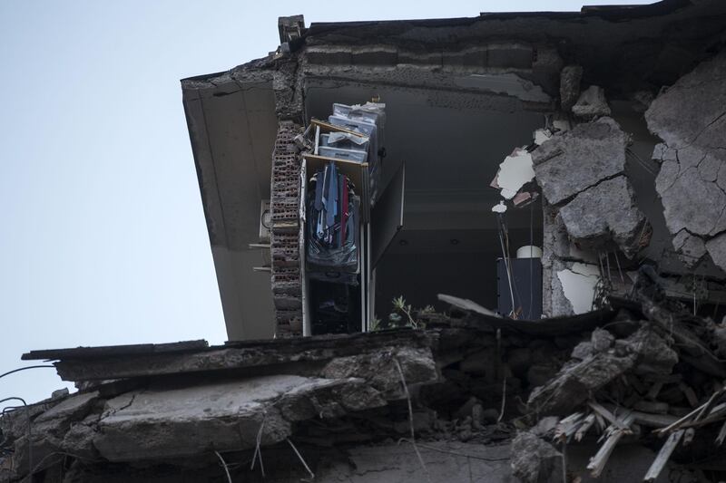 Roma, crollano tre piani di un palazzo 22