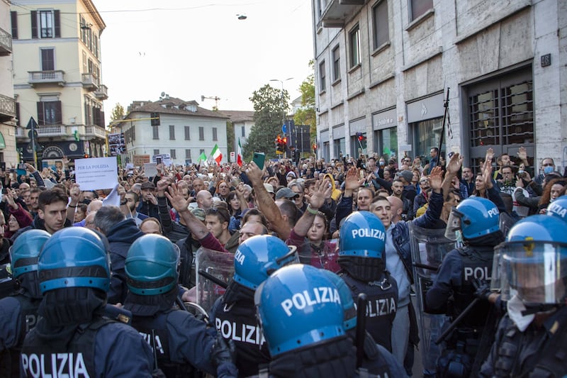 Manifestazione no pass a Milano. Scontri con la polizia 8