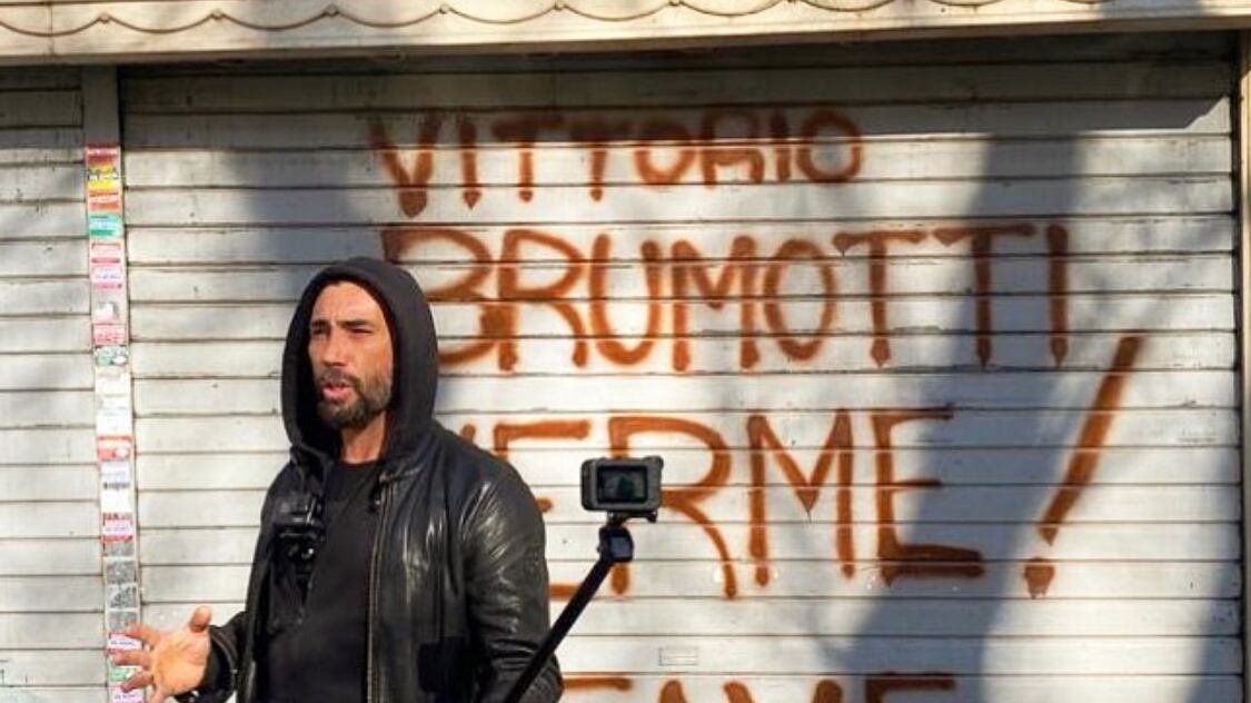 "Sei un verme...". E questa volta Brumotti reagisce così
