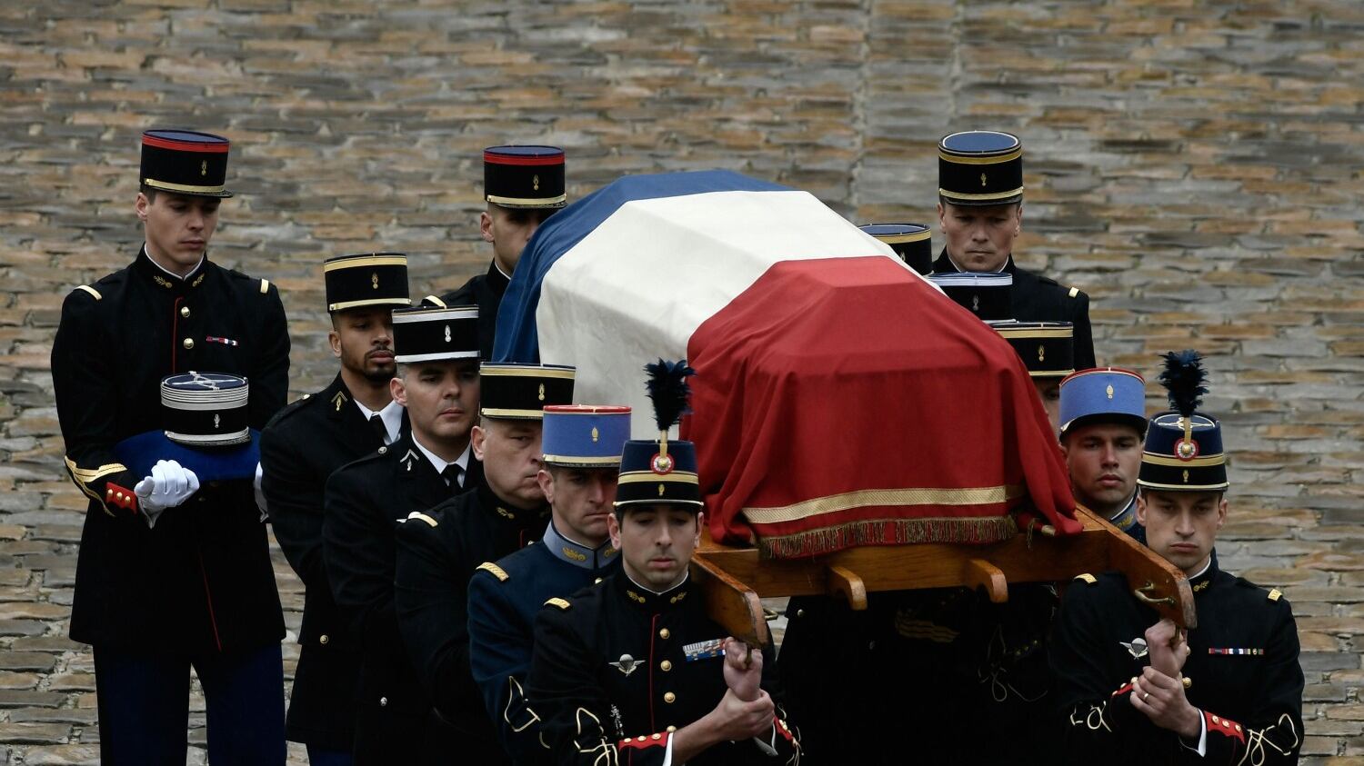 La Francia omaggia il gendarme eroe: "Il suo esempio vivrà in noi"