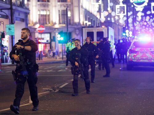 Londra, scatta l'allarme a Oxford Street: paura tra la gente