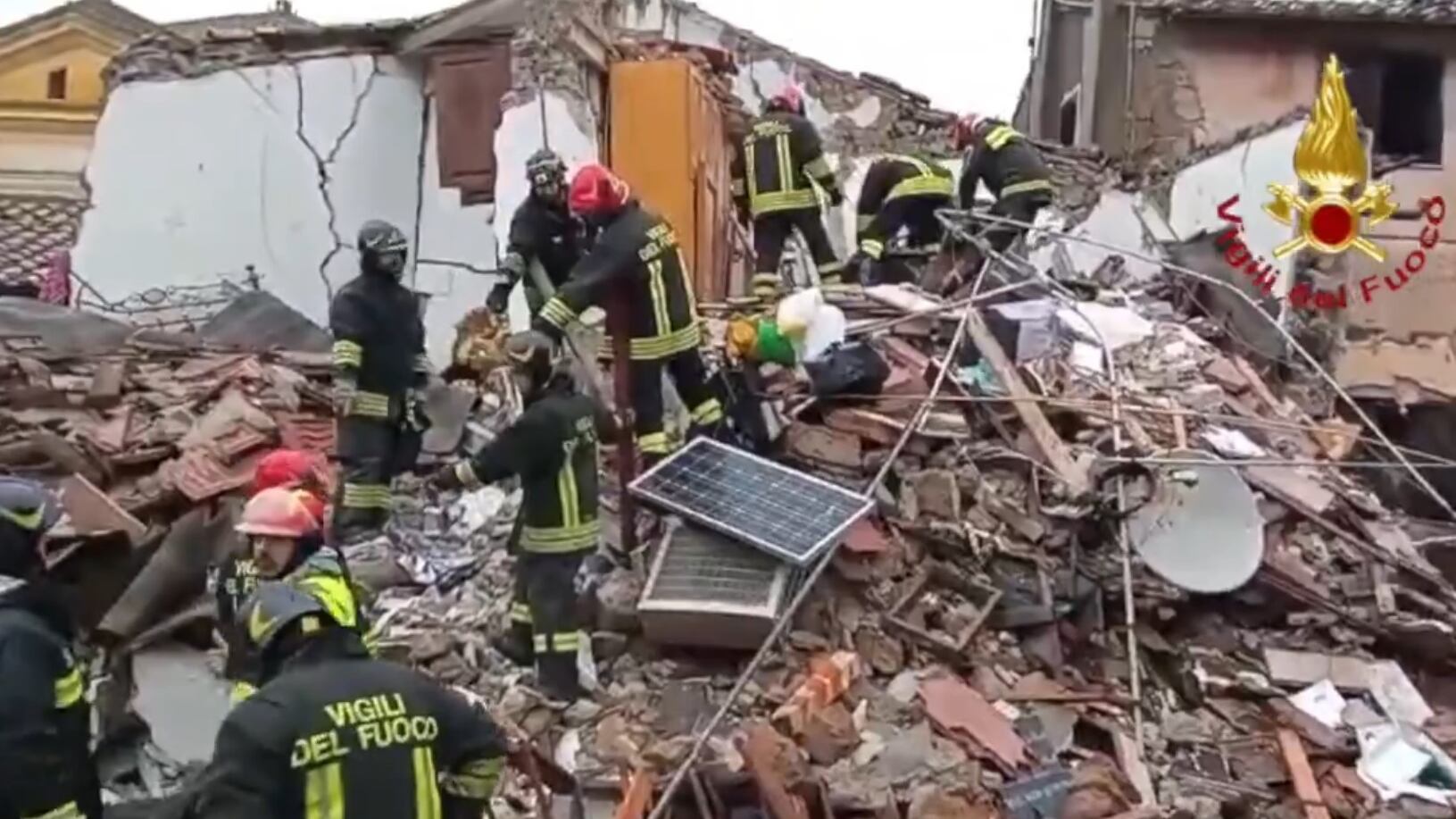 Il boato, poi il crollo della palazzina. Paura alle porte di Roma: salvata una famiglia