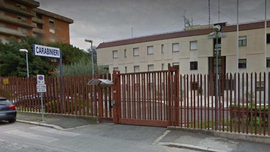 Latina, senegalese entra in una casa e pretende di caricare telefono