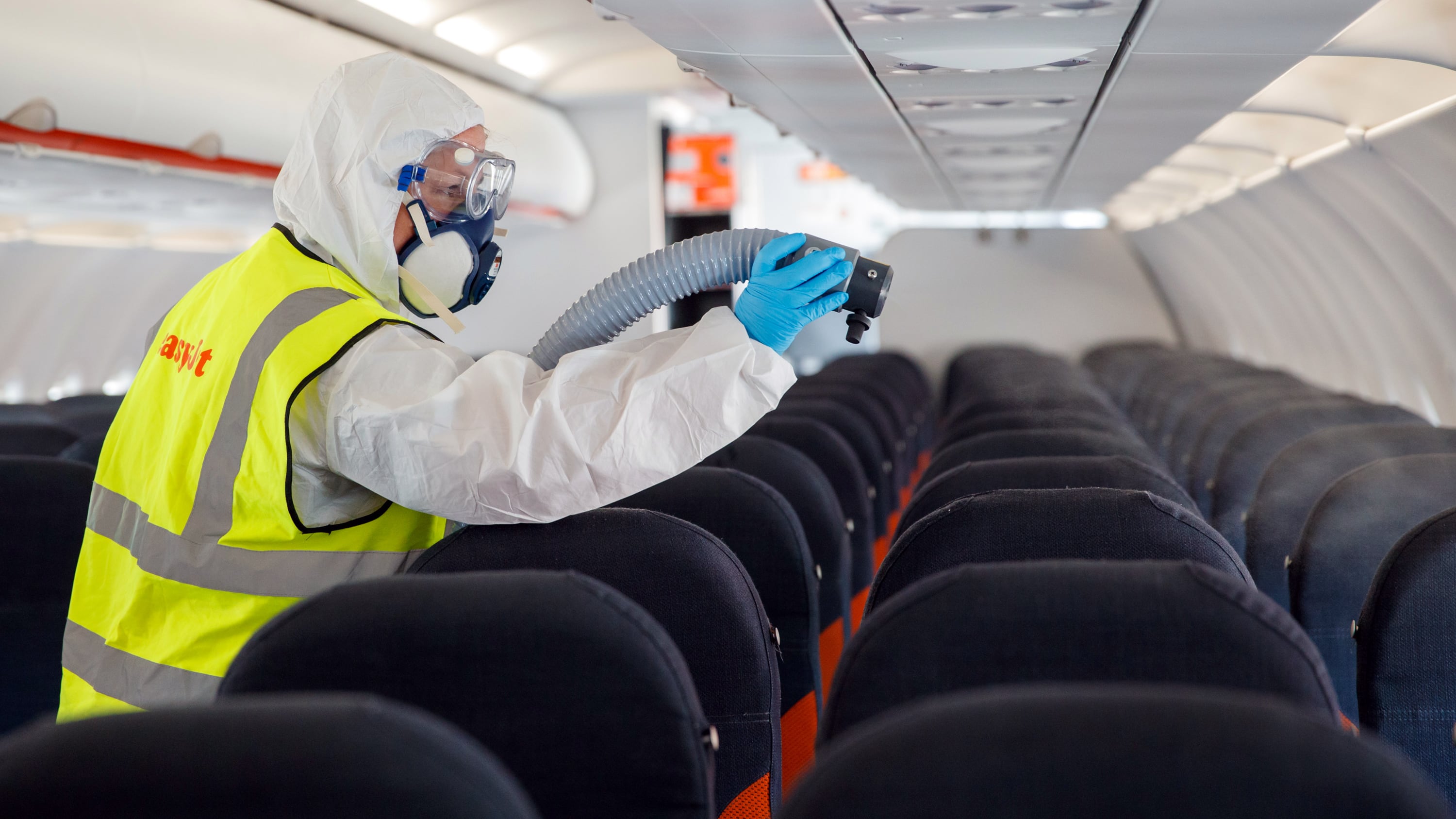 Disinfettare spesa e maniglie? Ecco perché non serve a nulla
