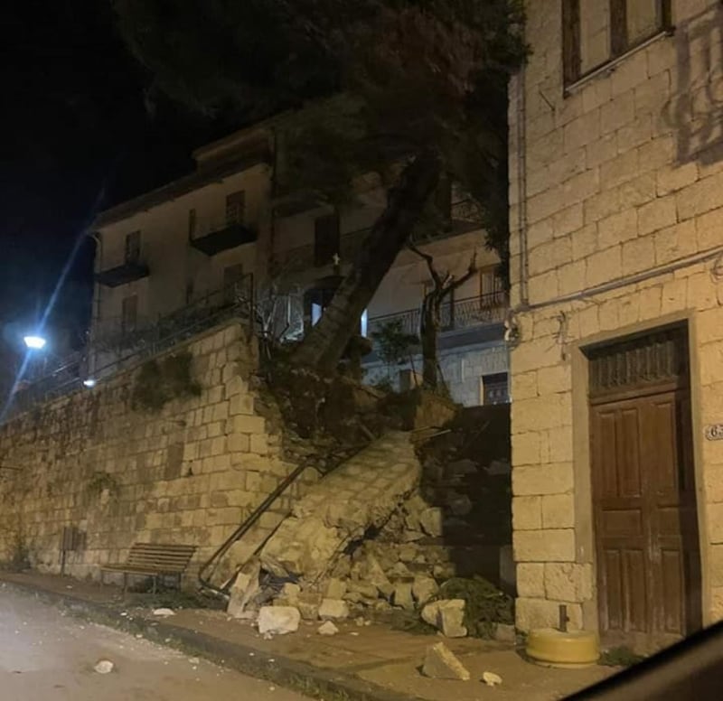 Tetti crollati, alberi sradicati e decine di feriti: il bollettino "di guerra" del vento 6