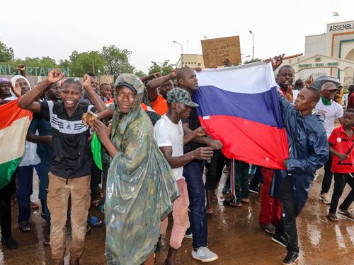 Niger, il golpe riuscito schiaffo all'Occidente. C'è lo zampino russo: è già allarme migranti