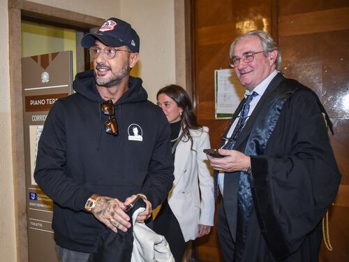 Fabrizio Corona condannato di nuovo, poi lo show in tribunale: "La sorella di Cucchi..."