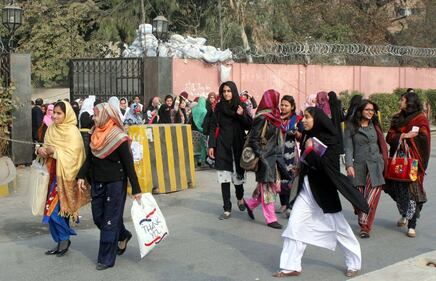 Peshawar, tornano in classe gli studenti della scuola colpita dai talebani 8