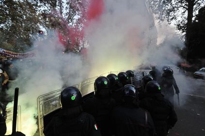 Monti in Bocconi: tafferugli tra polizia e centri sociali 13