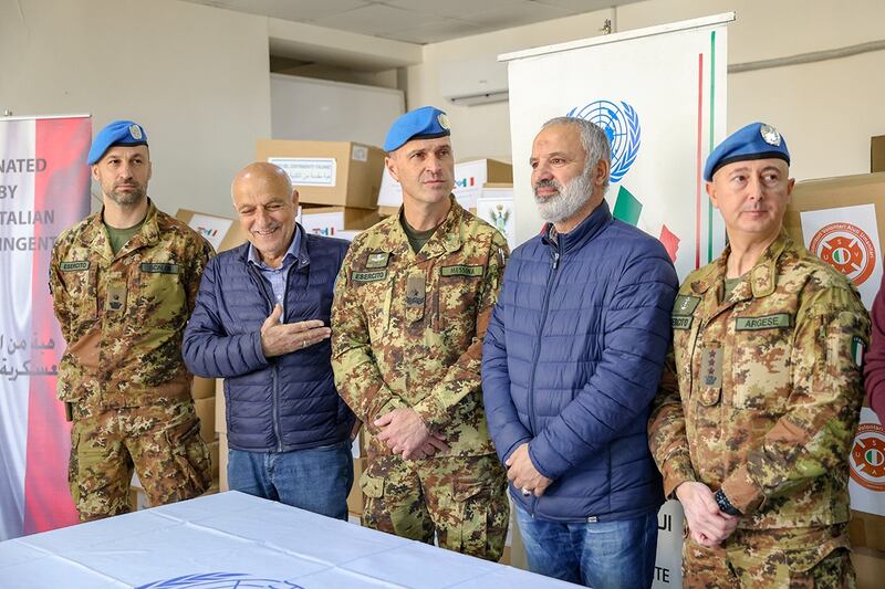 I  “caschi blu” italiani consegnano aiuti umanitari in Libano 9