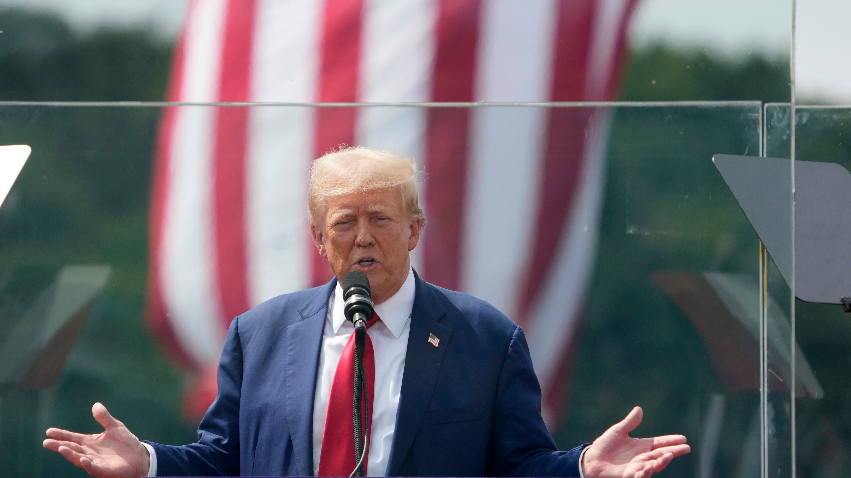 Conte e Salvini: un'estate aspettando Trump