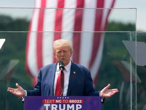 Trump, il comizio blindato e la visita al confine con il Messico