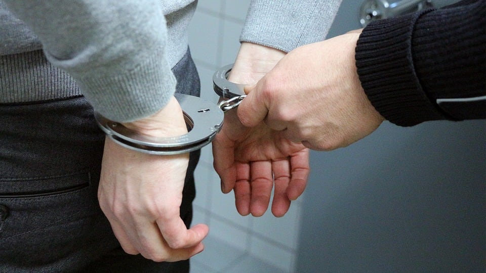 Cambiago, ubriaco aggredisce la ex alla festa del paese. Salvata dai passanti