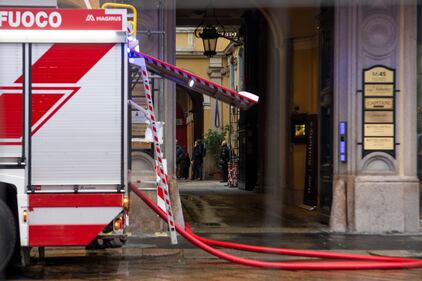 Palazzo in fiamme nel centro storico di Milano 8