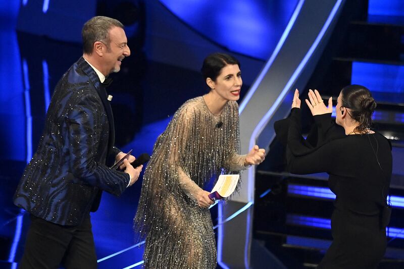 Sanremo 2024: ecco il look della seconda serata del Festival di Emma 1