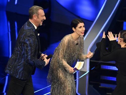 Sanremo 2024: ecco il look della seconda serata del Festival di Emma