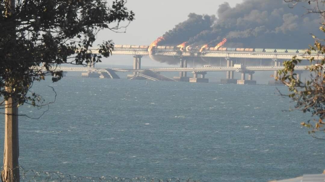L'esplosione poi il crollo: in fiamme il ponte della Crimea. Kiev: "È l'inizio"