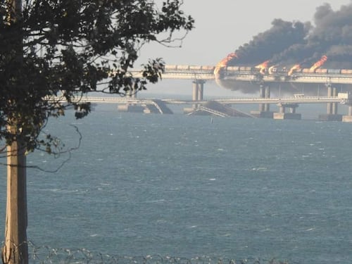 L'esplosione poi il crollo: in fiamme il ponte della Crimea. Kiev: "È l'inizio"