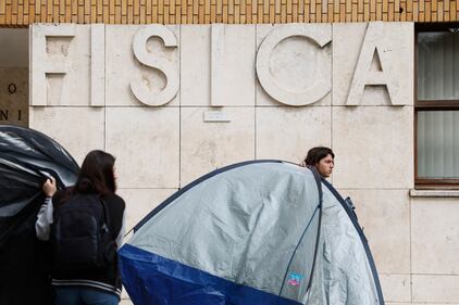 Tende anti-Israele alla Sapienza: il campeggio dei collettivi rossi 4