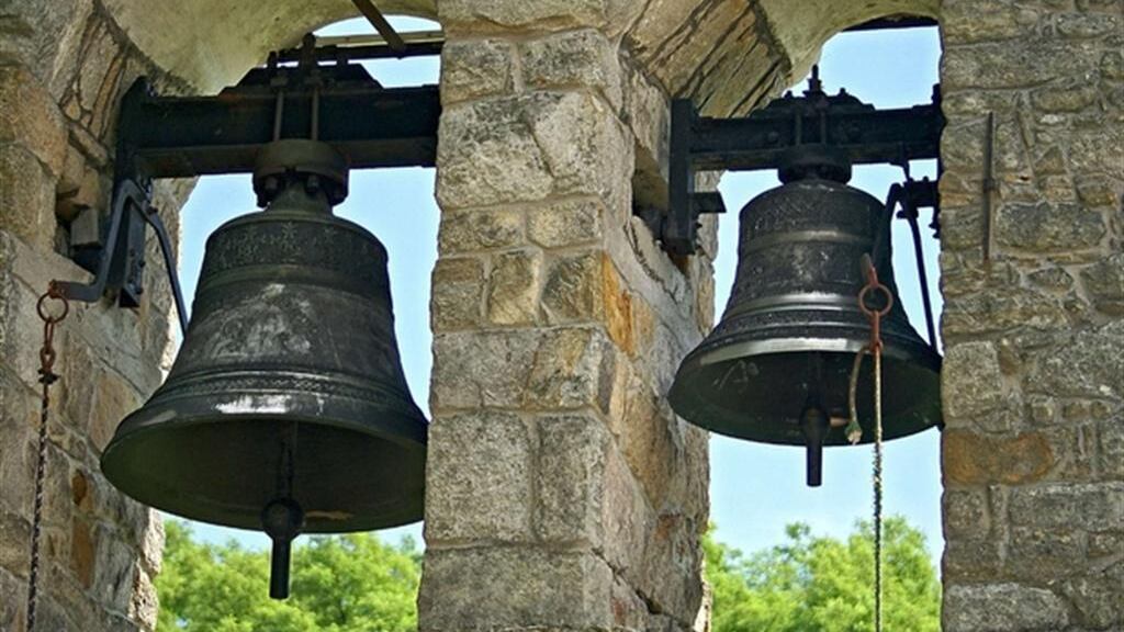Guerra dei rintocchi. Il parroco silenzia le campane del paese