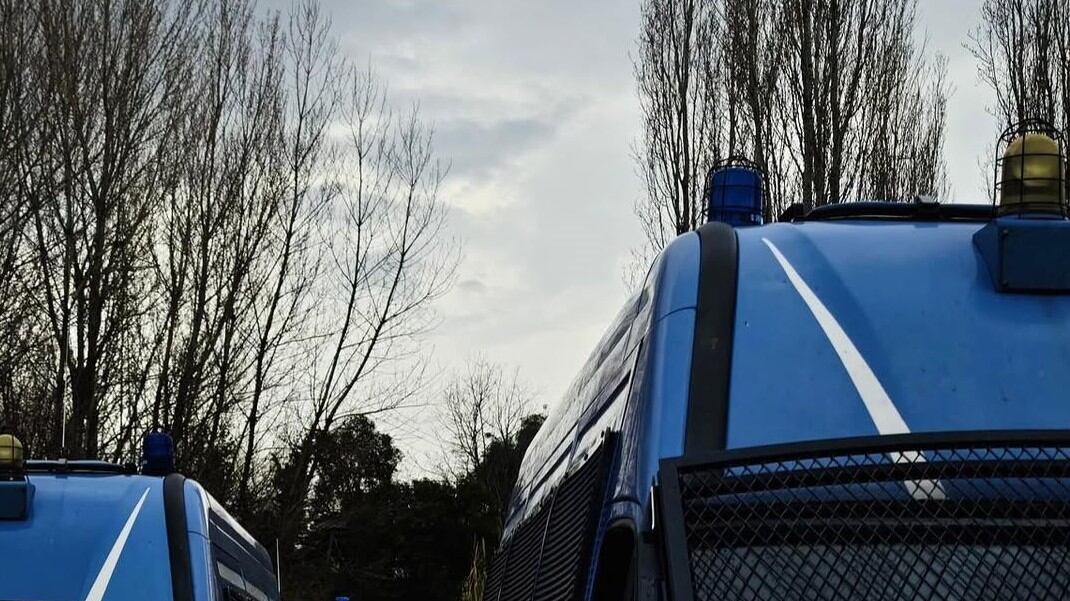 Prima la rapina, poi il ladro accoltella un poliziotto. Paura a Roma: come sta l'agente