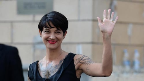 Asia Argento sexy in bikini a righe 19