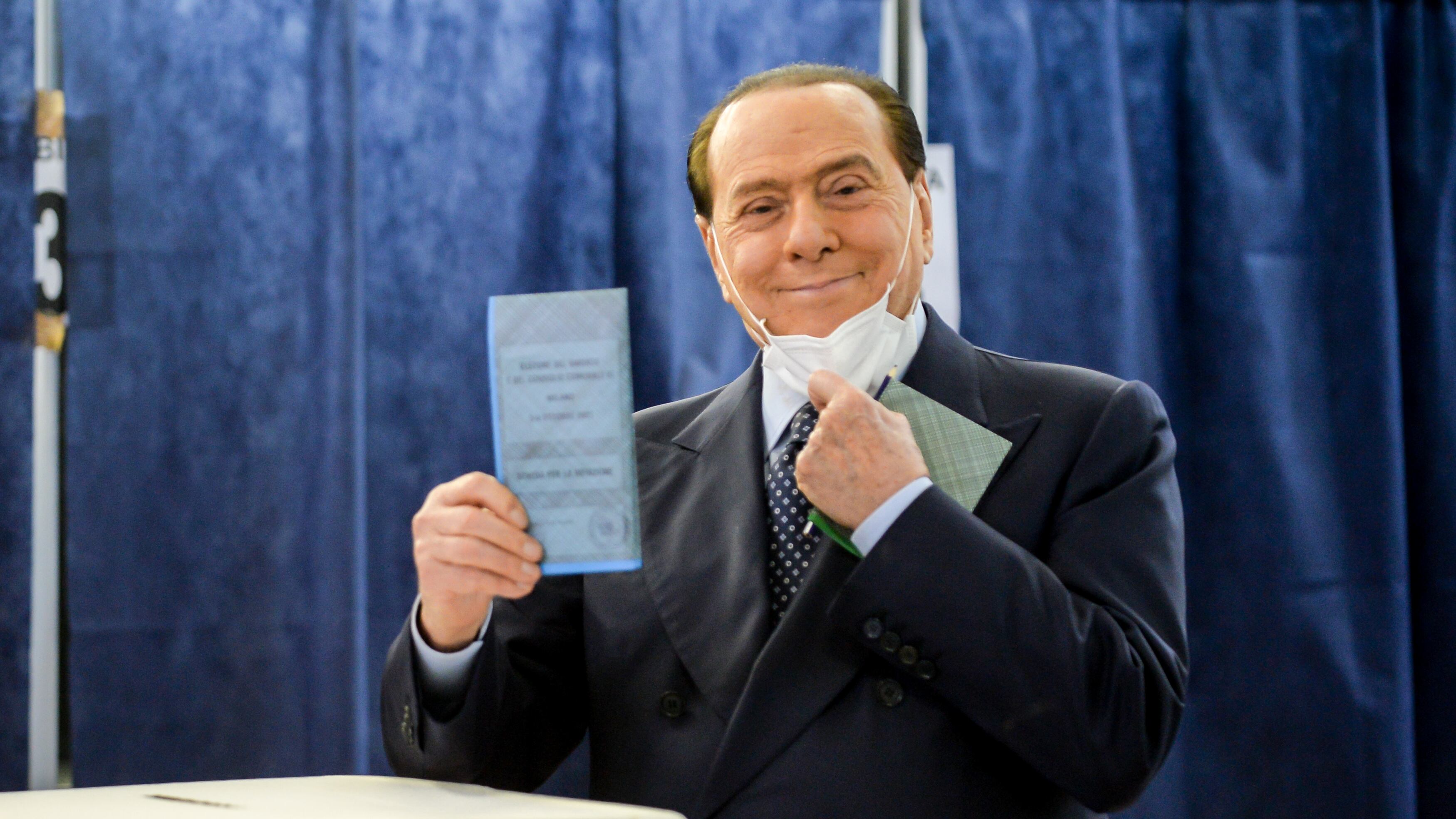 Ritorna Berlusconi e ridisegna l'alleanza. "Sì a un nuovo Pdl esteso anche a Fdi. Il Colle? Non parlo"