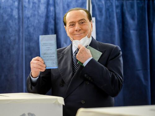 Ritorna Berlusconi e ridisegna l'alleanza. "Sì a un nuovo Pdl esteso anche a Fdi. Il Colle? Non parlo"