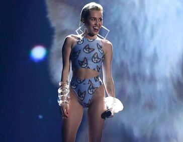 Miley Cyrus completamente nuda su V Magazine 11