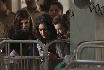 Valèrie arriva in India per un viaggio umanitario 7