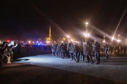Parigi, barricate e fuoco in place de la Concorde 3