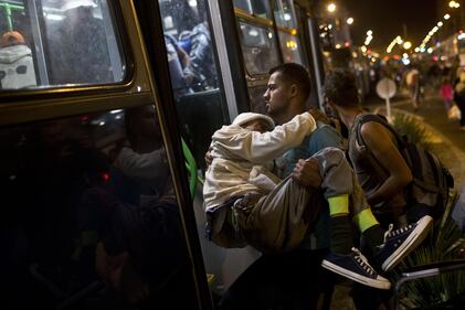 Migliaia di migranti da Budapest a Vienna in autobus 6