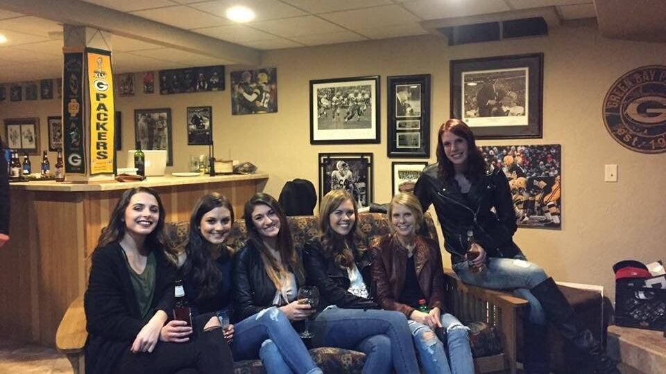 "Trova le gambe della ragazza seduta in mezzo": la foto che scatena il web