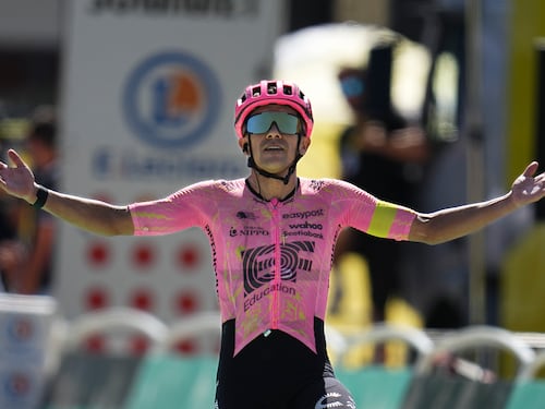 Tour, stavolta la fuga ce la fa: vince Carapaz. Pogacar ed Evenepoel attaccano Vingegaard