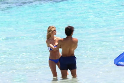 Elena Santarelli sexy in spiaggia 28