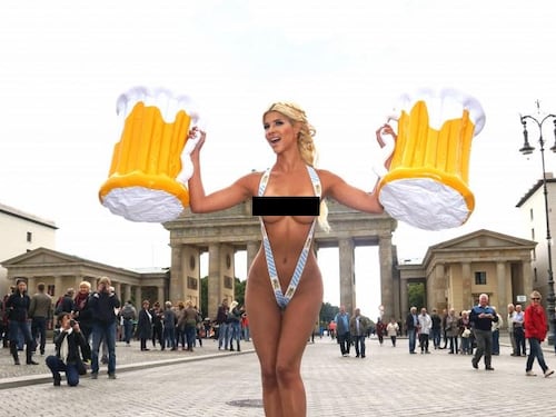 Micaela Schaefer nuda per l'Oktoberfest