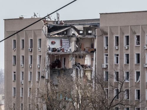 Ma l'offensiva russa flagella le città del Sud. Razzi contro Mykolaiv. Putin vuole Mariupol: "Ora deve arrendersi"