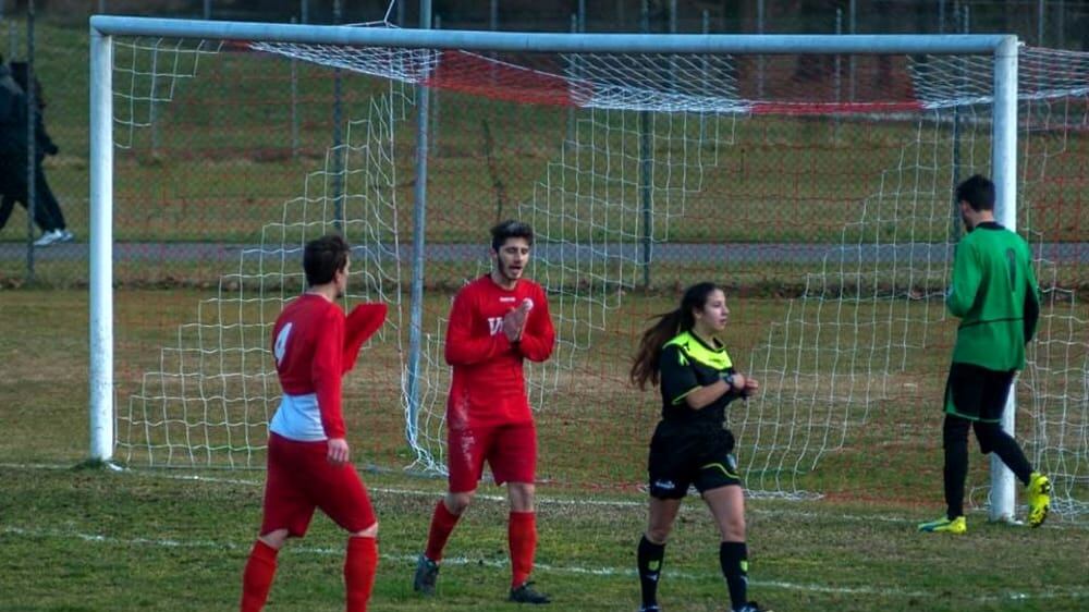 "Arbitro donna, torna ai fornelli": allenatore squalificato fino a giugno