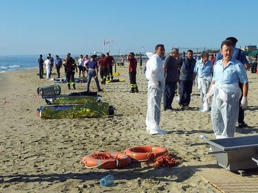 Catani, sei immigrati affogano: i corpi sulla spiaggia 1