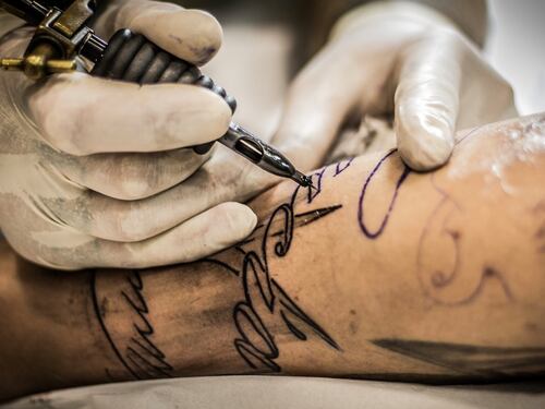 Tatuaggi, quanto (dolore) costa rimuoverli